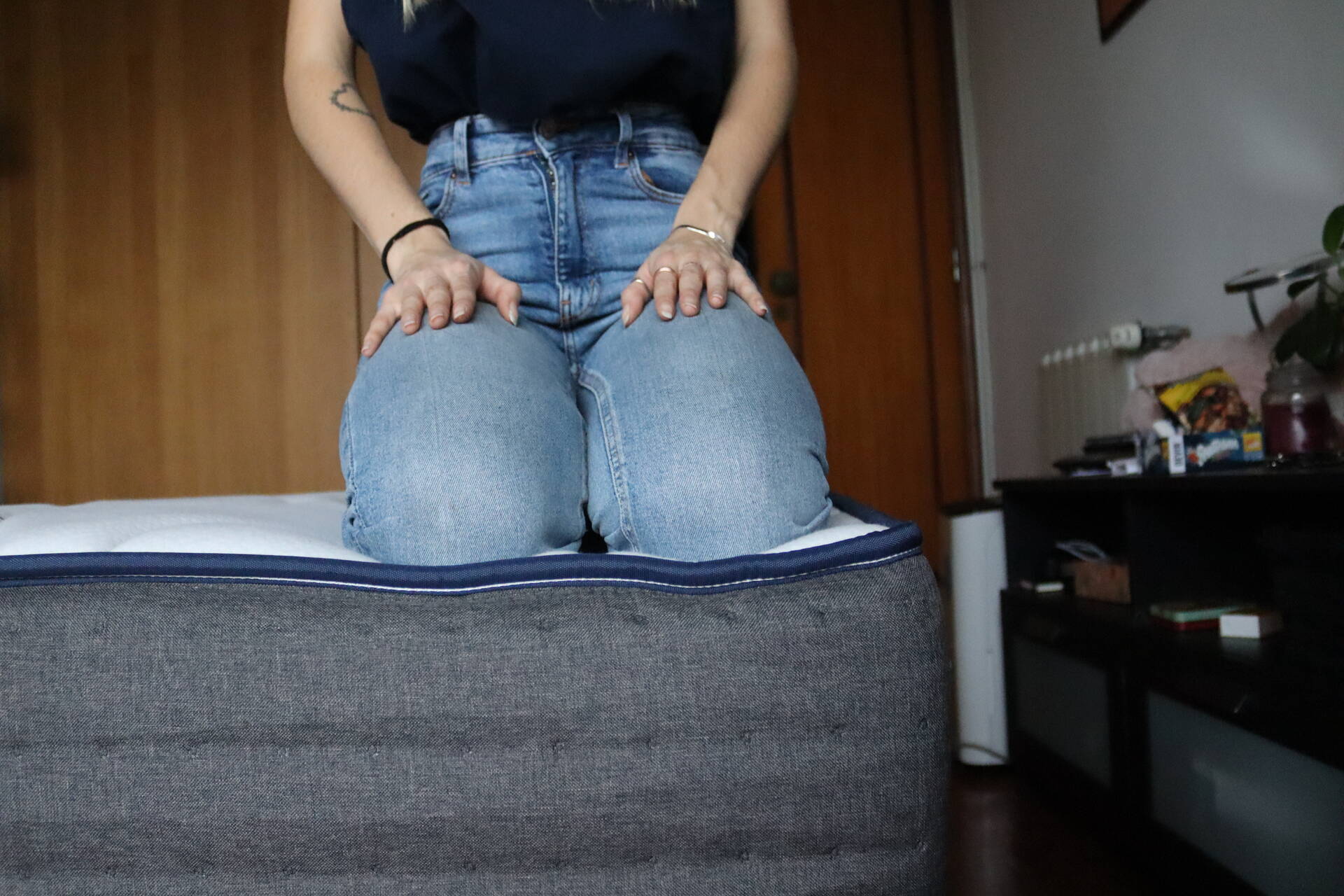 Pessoa sentada na extremidade de um colchão